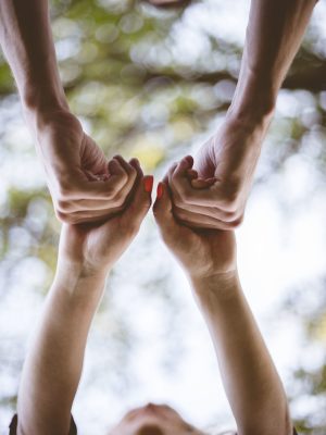 vertical-shot-couple-holding-hands-with-blurred-background